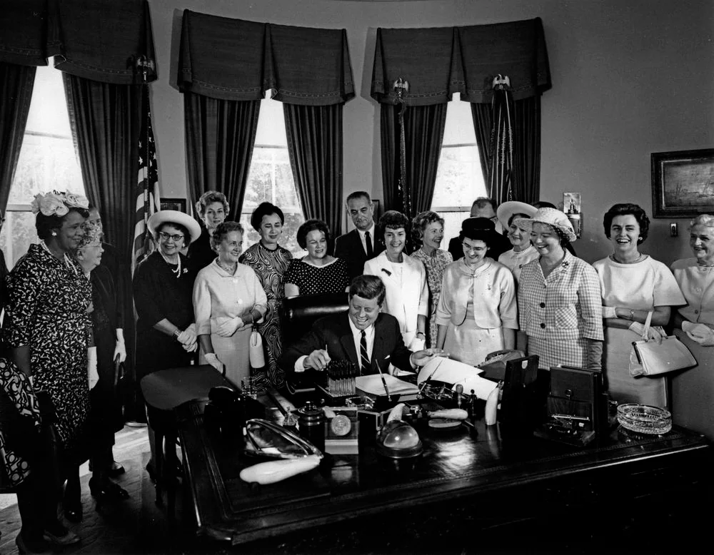 9 to 5 {{brizy_dc_image_alt imageSrc=